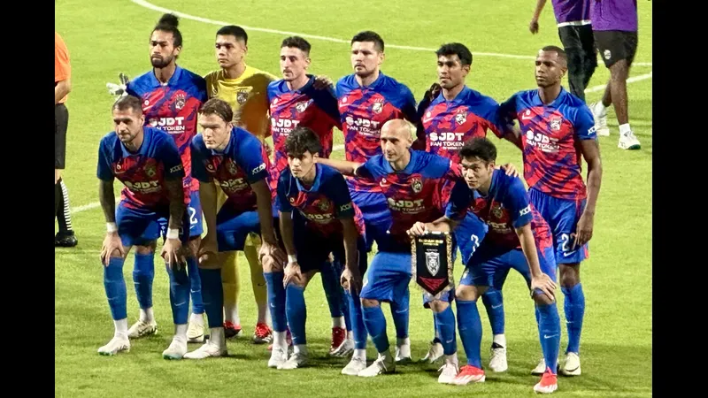 Cầu thủ Johor DT vượt qua cầu thủ Shan Utd để tiến lên phía trước