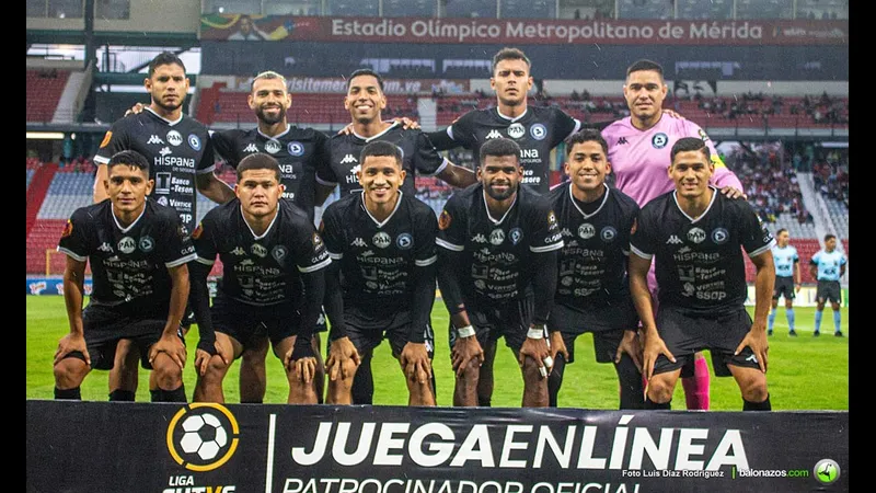 Cầu thủ của Anzoategui và Estudiantes Merida đang tranh chấp bóng trên sân Cầu thủ của Anzoategui và Estudiantes Merida đang tranh chấp bóng trên sân