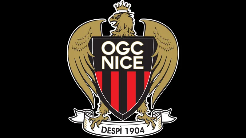 Cầu thủ Nice và Lorient đang tranh chấp quả bóng trên sân cỏ - Phong độ gần Cầu thủ Nice và Lorient đang tranh chấp quả bóng trên sân cỏ - Phong độ gần